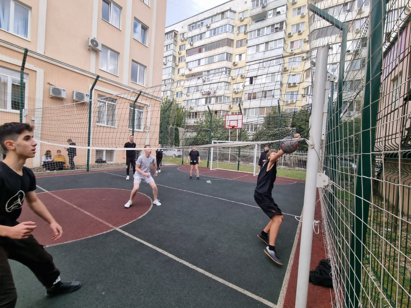 Не опускай голову! Волейбол — это спорт, где смотрят только вверх!