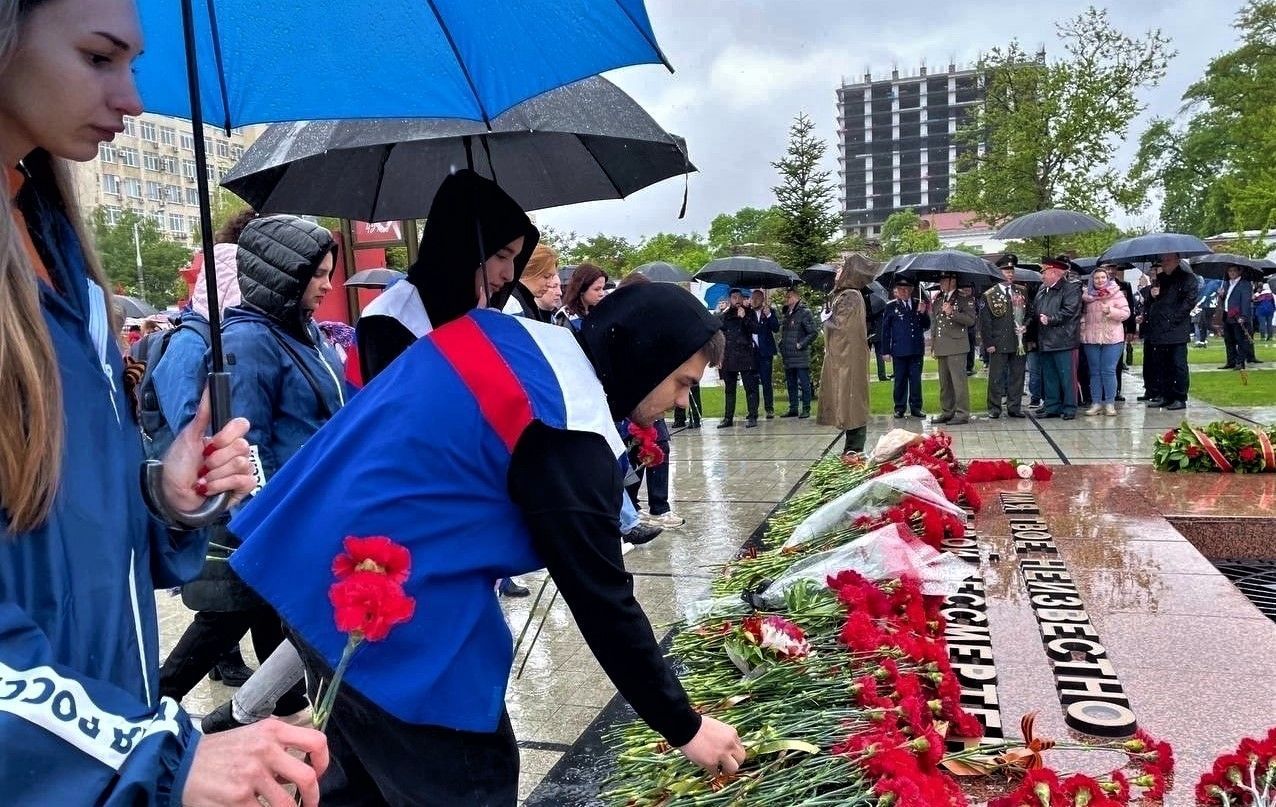 Возложение цветов к мемориалу «Вечный огонь»