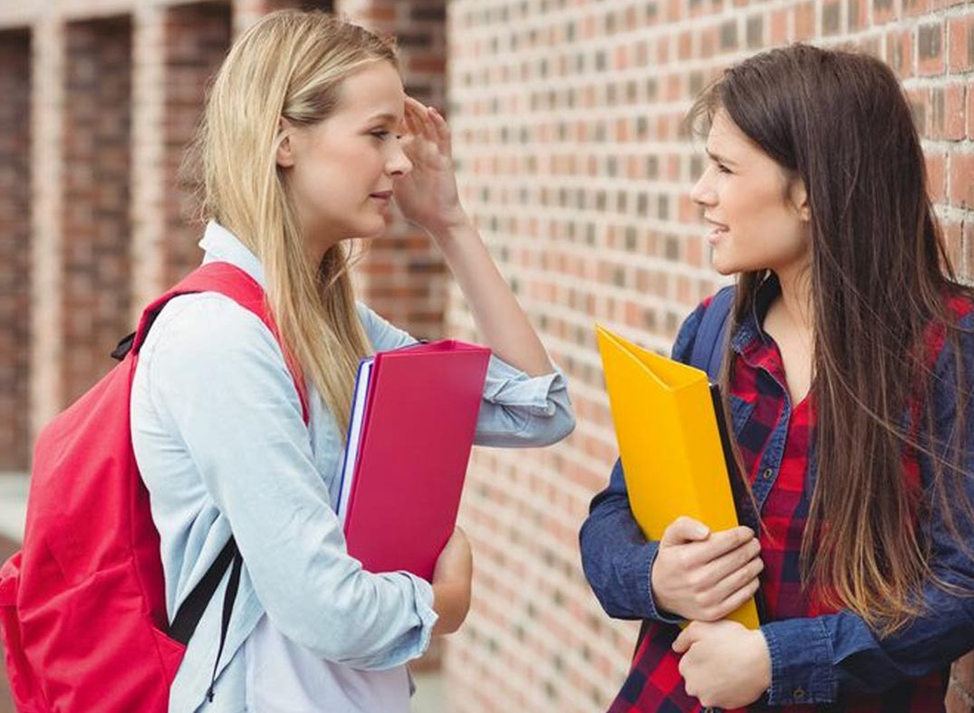 University girls. Подруги в университете. Общение студентов. Беседа подростков. Студентка университета.